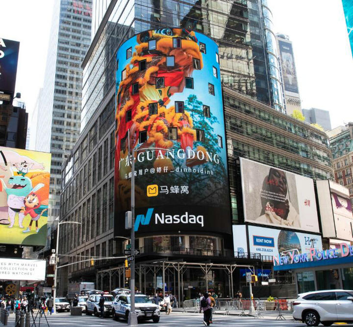 世通社助马蜂窝摄影展成功展播于纽约时代广场纳斯达克大屏