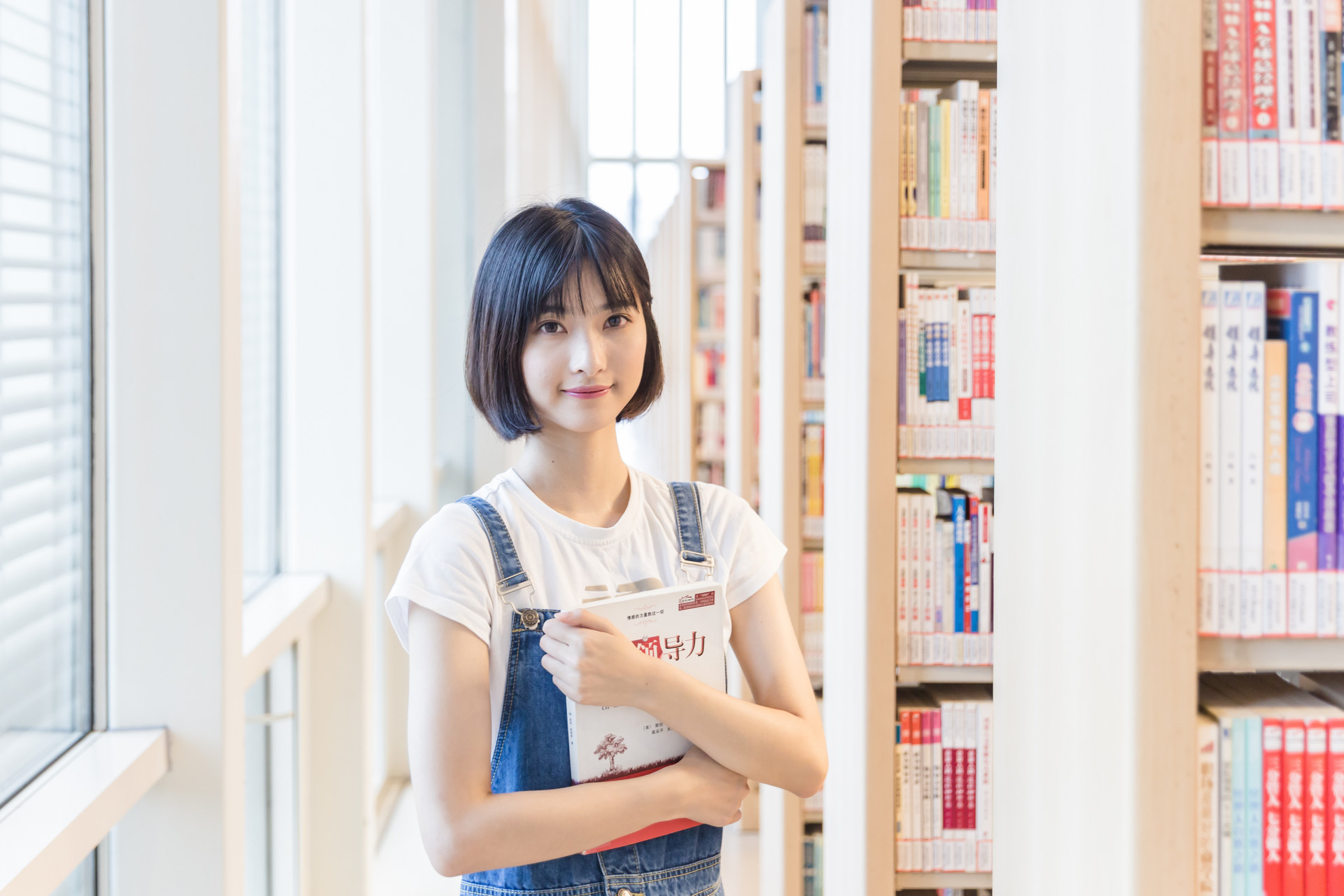 摄图网_500587692_banner_大学女生图书馆学习（企业商用）