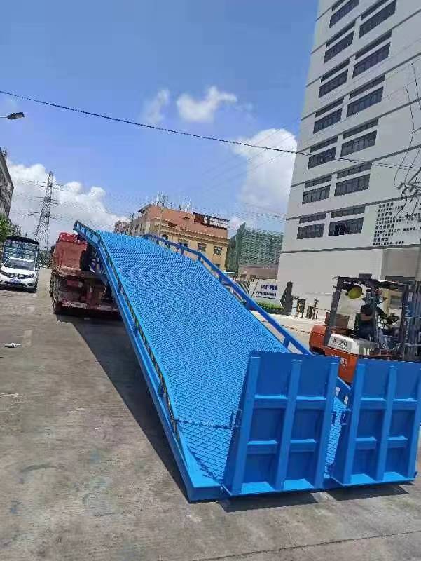 2对支撑腿登车桥