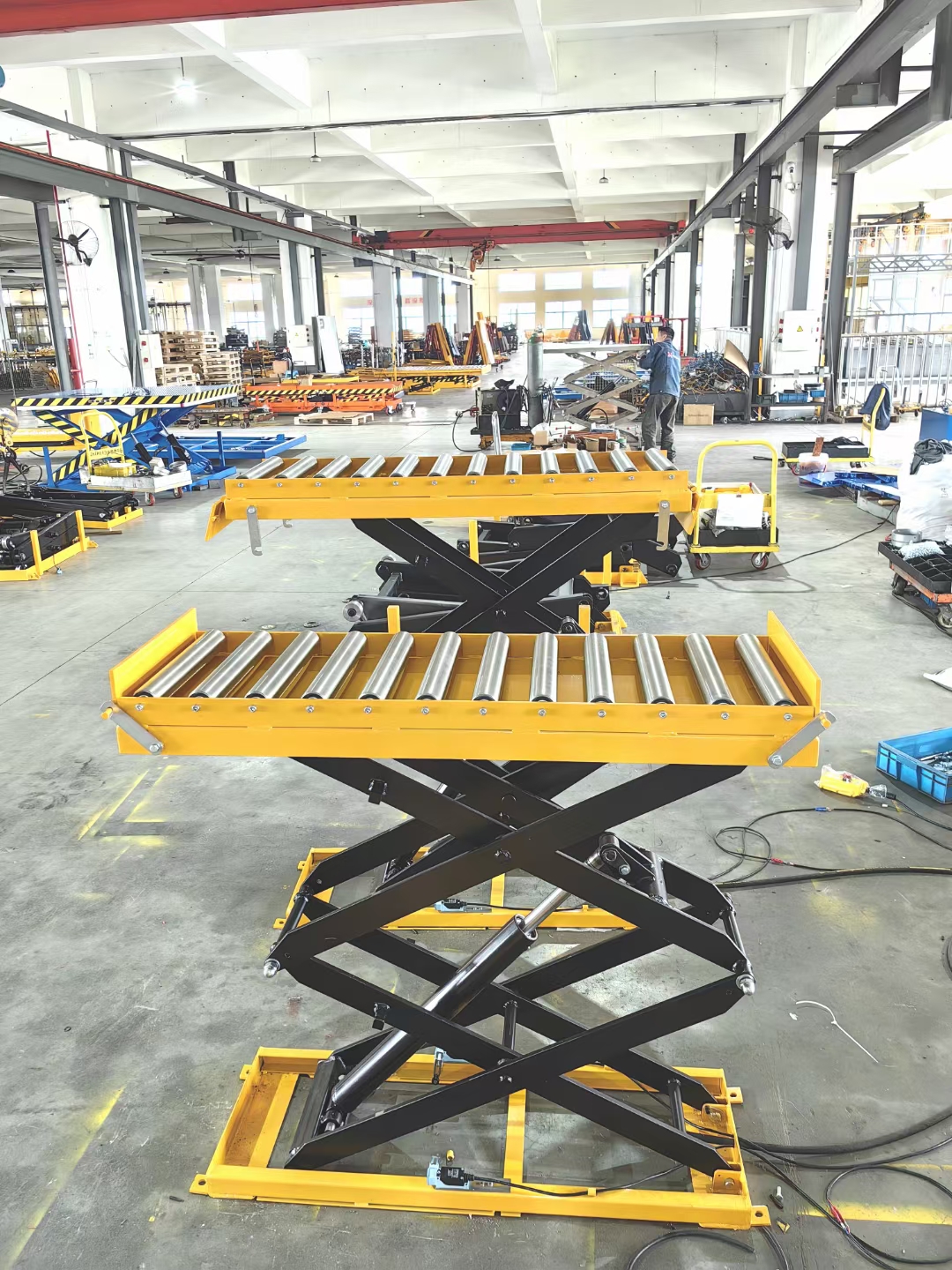 供应定制滚筒升降平台/液压式升降台厂家电话