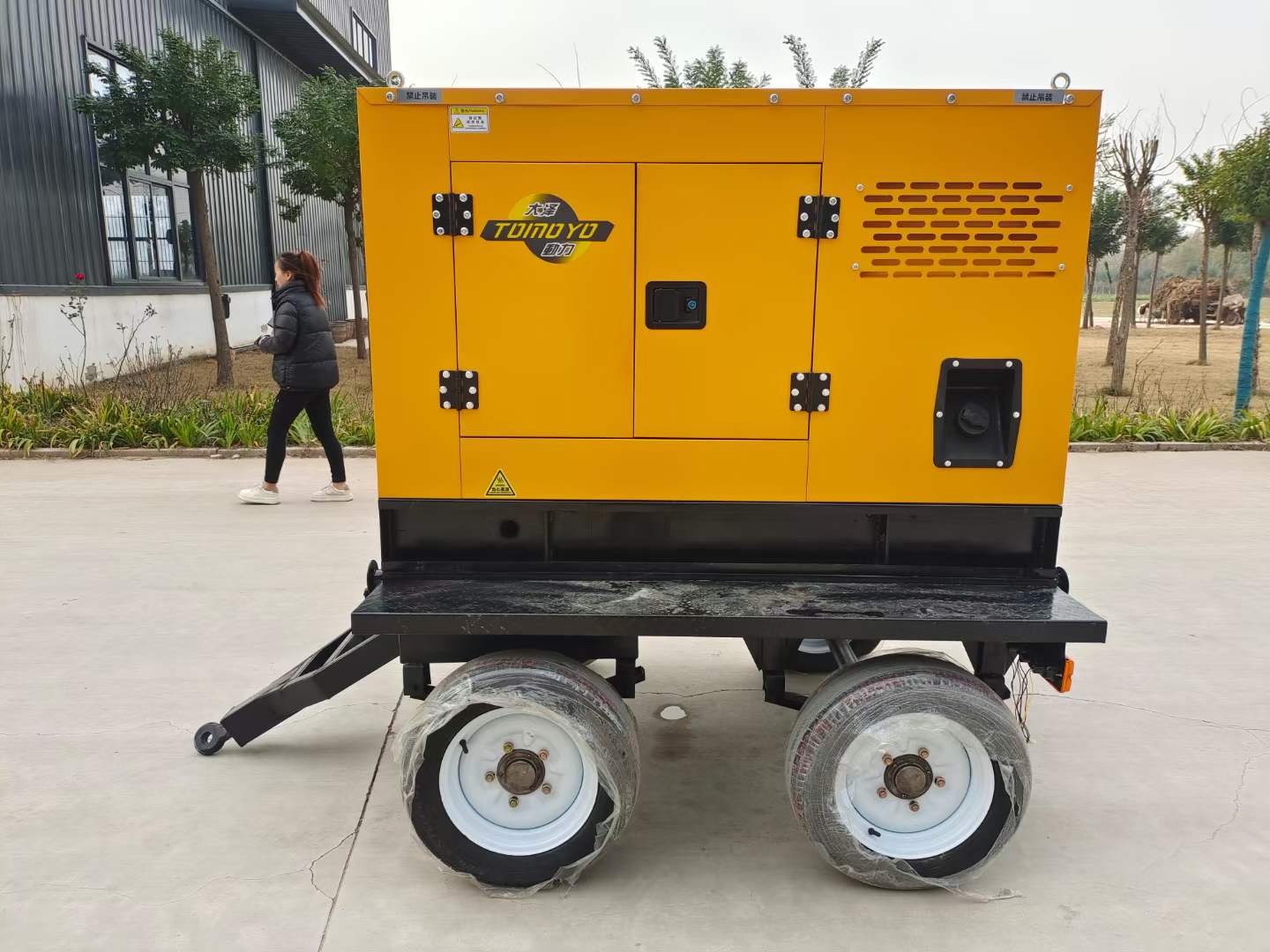 20kw静音柴油发电机-黄色大尺寸-带拖车 (5)