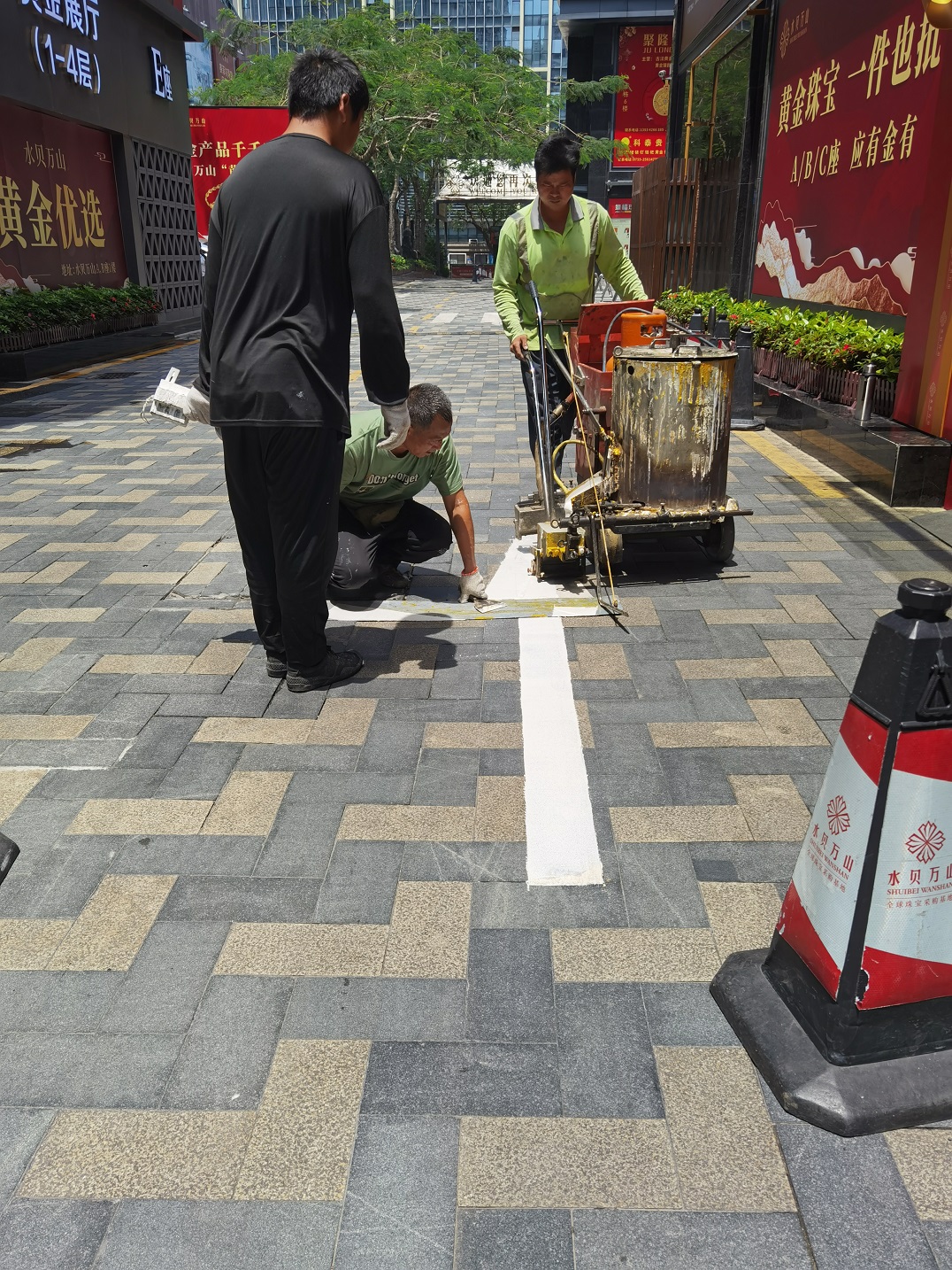 南山商场停车位画线施工指南:避峰作业、环保材料与质保**