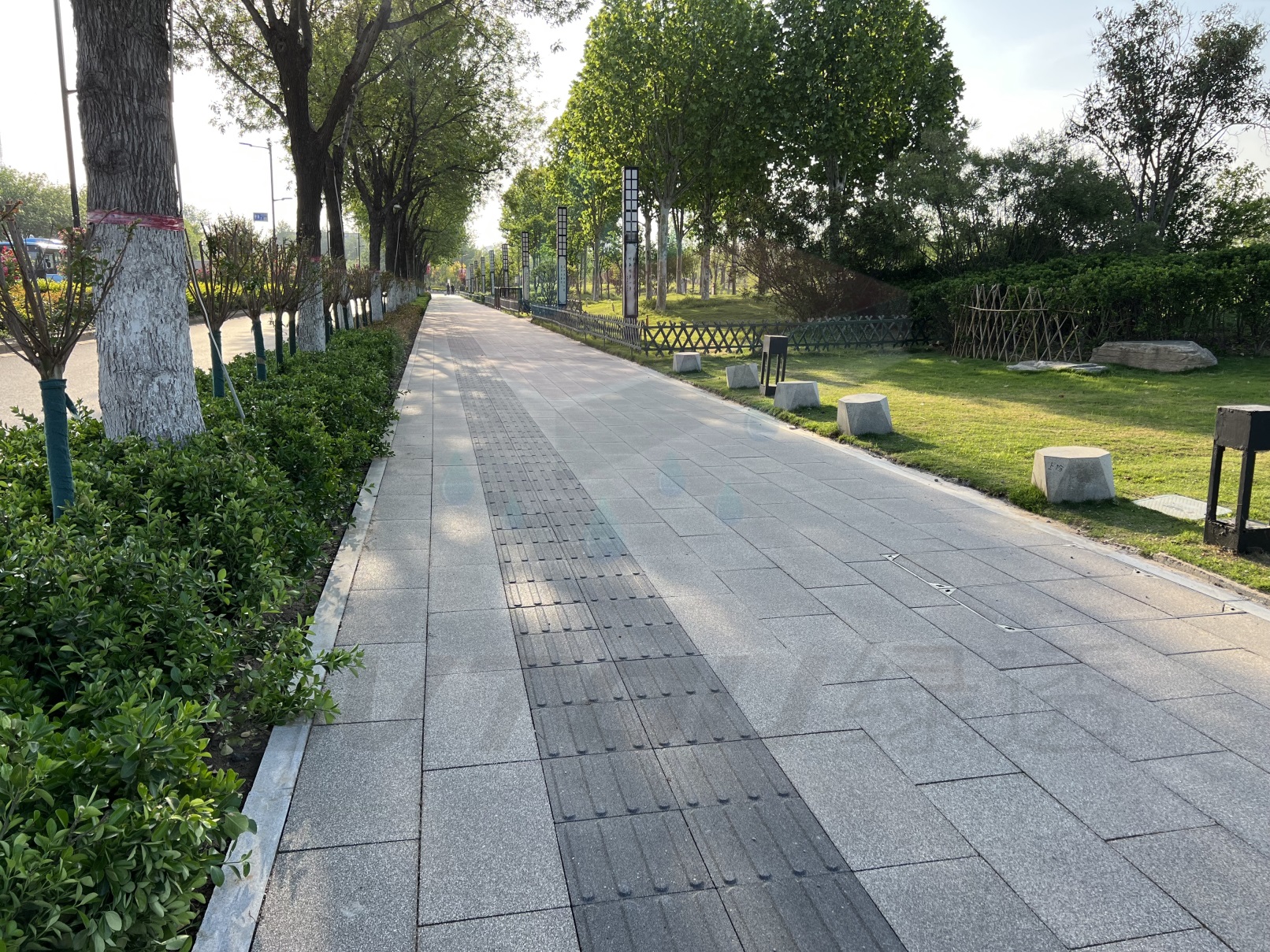 開(kāi)封清明上河園外圍道路提升 300x600x55 芝麻黑 芝麻灰 芝麻黑盲條 3_副本