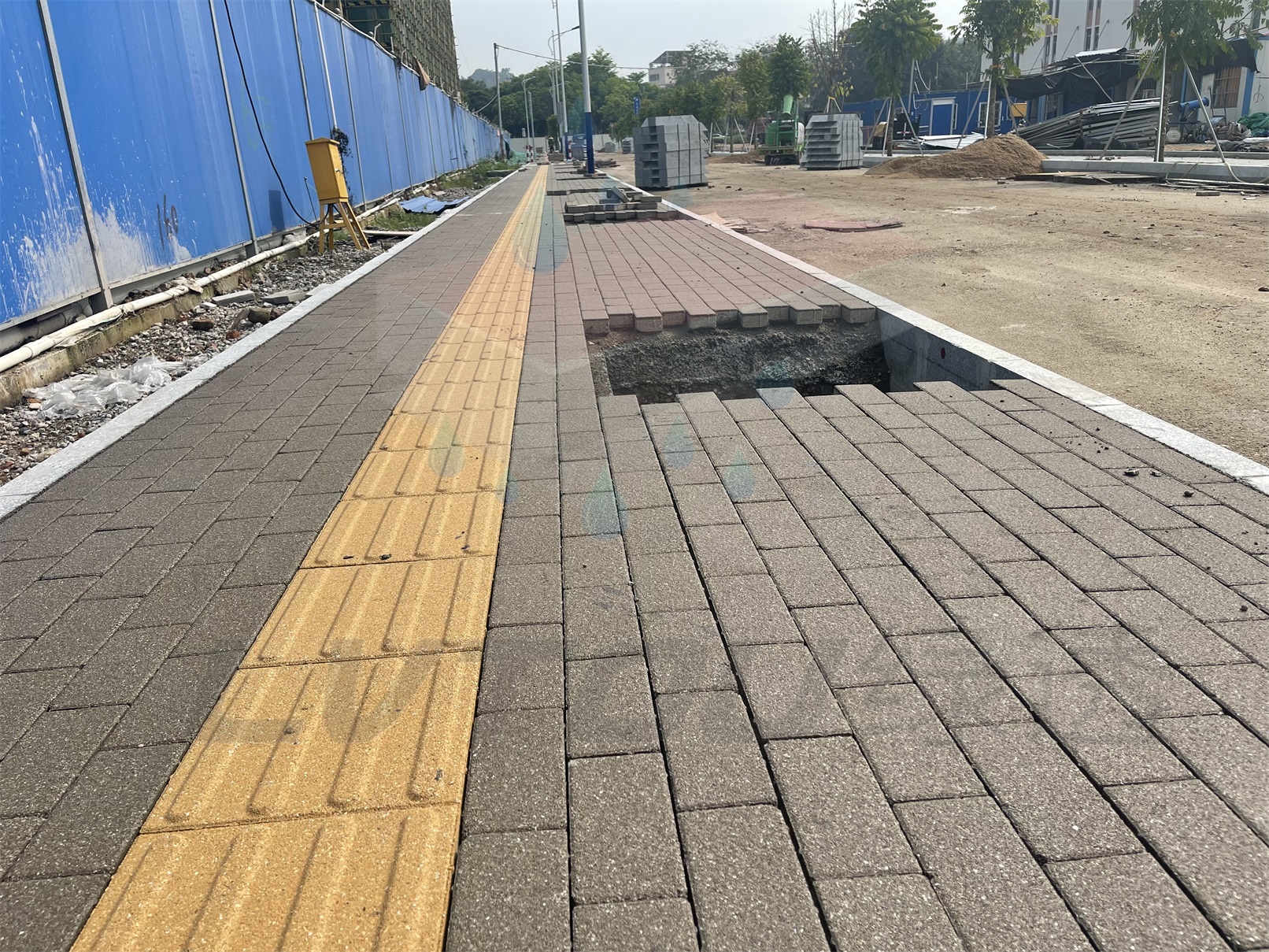 佛山三山港小學(xué)道路升級 100x200中灰 300x300黃色盲道 2_副本