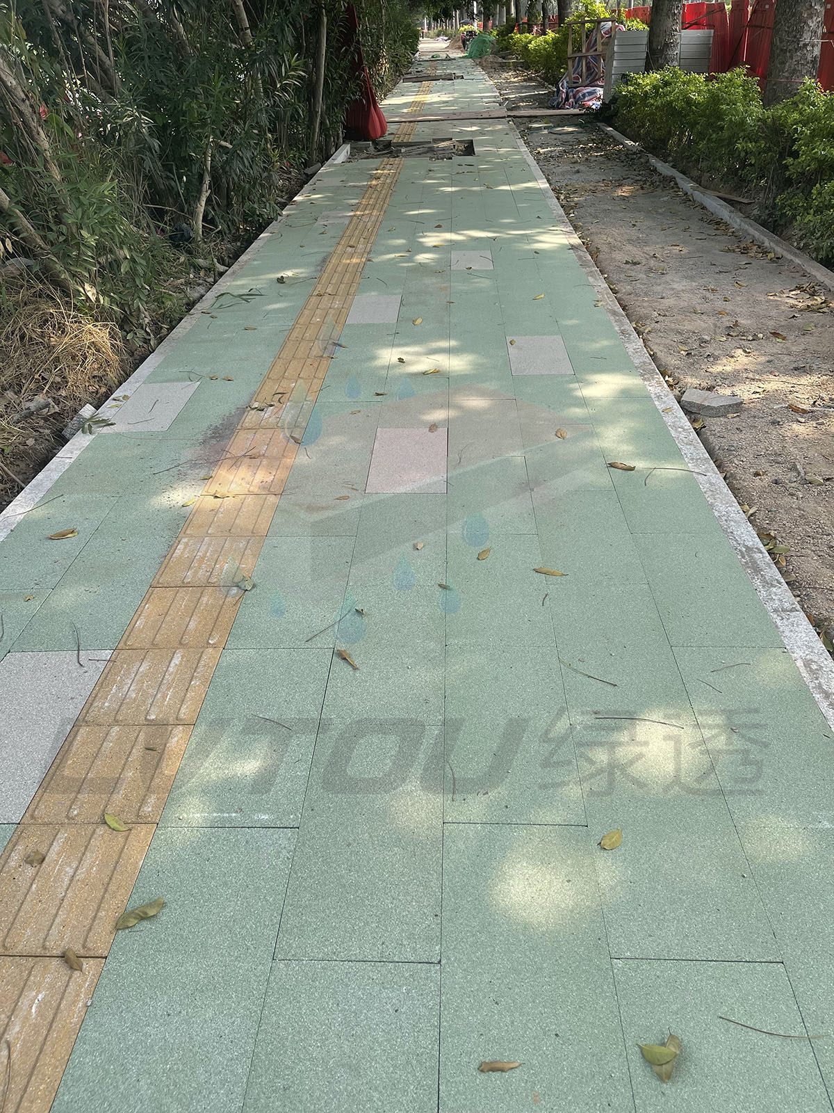 深圳光明鳳歸路 300x600仿石綠色 芝麻白 300x300黃色盲道 2_副本