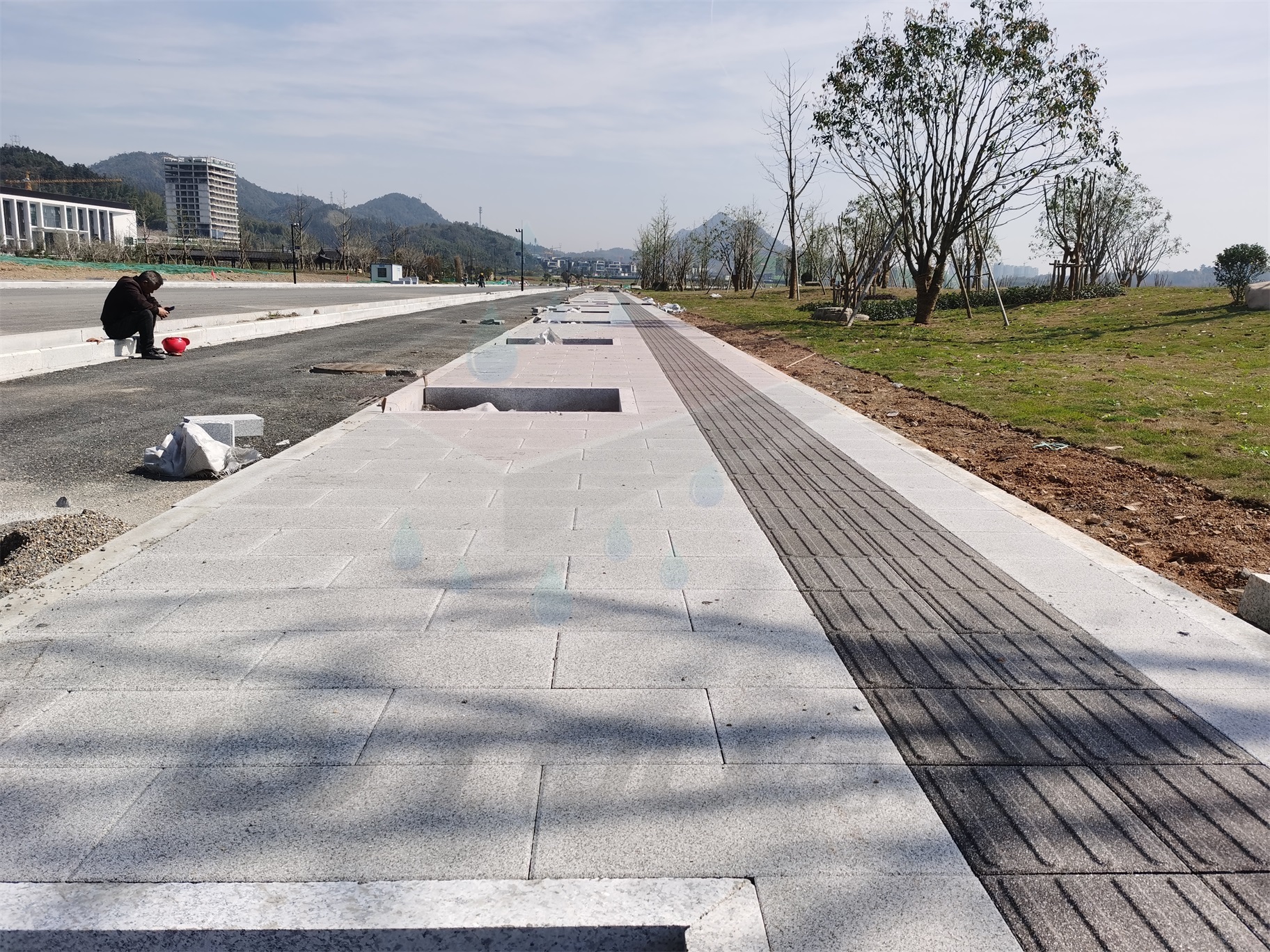 杭州临安市政厅道路 300x600 芝麻白 300x300芝麻黑盲道 2_副本