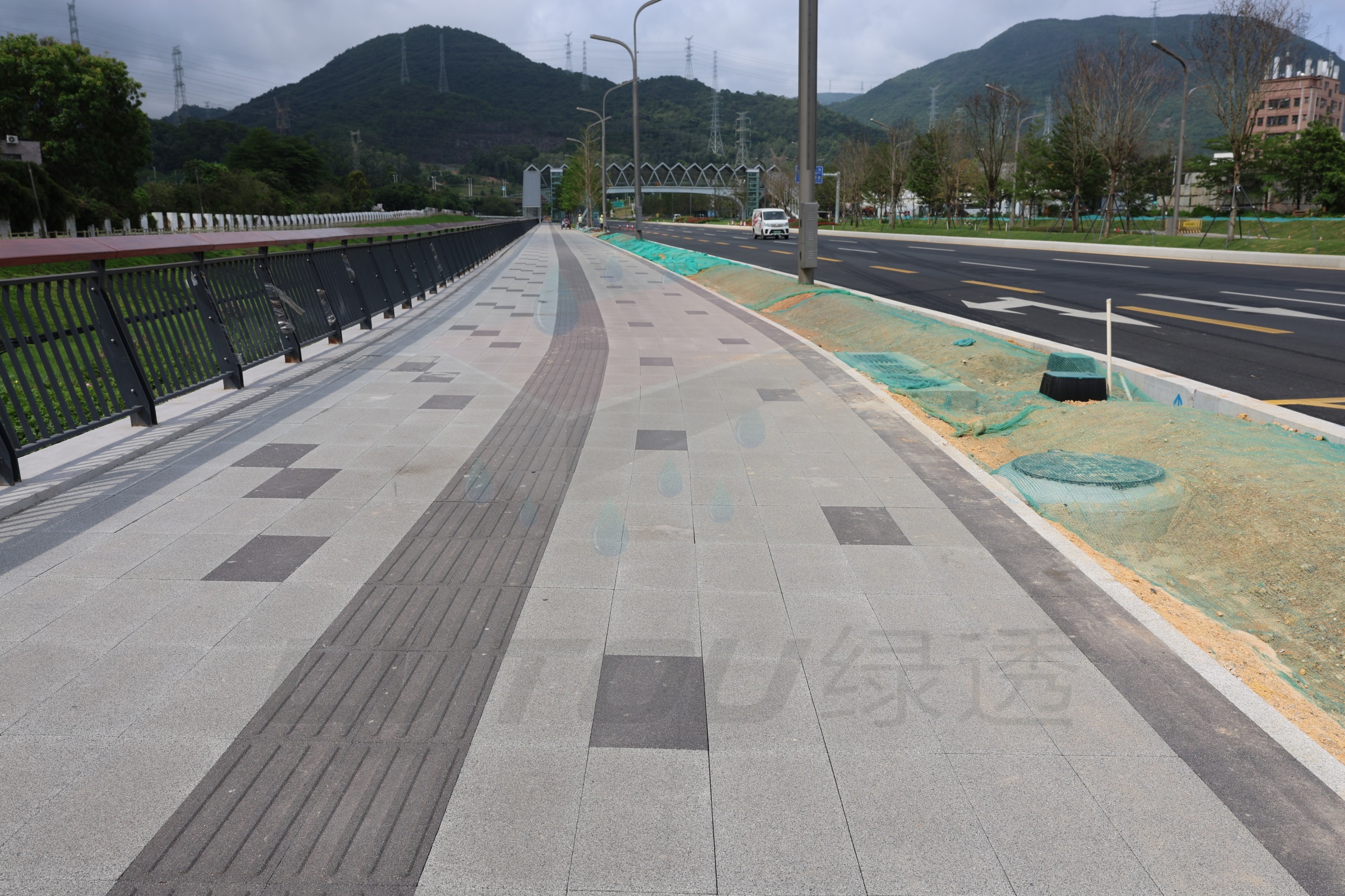 深圳坪山大道道路提升 300x600x55 芝麻灰 芝麻黑  芝麻黑盲条 3_副本