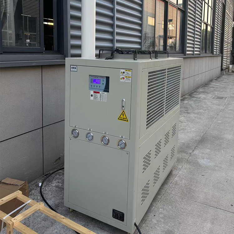 工业冷水机组制冷剂不足的现象和原因分析 