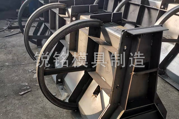 隔離墩鋼模具的顯著特點