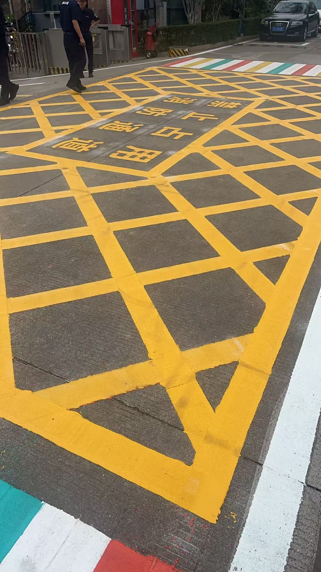 海山物业小区车位画线:划好 “方便线”,解决停车难