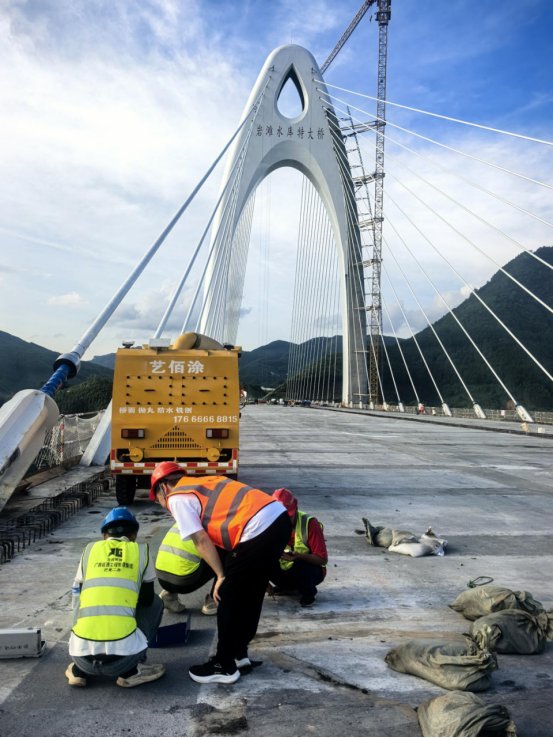广西河池C150混凝土＋钢纤维桥面抛丸