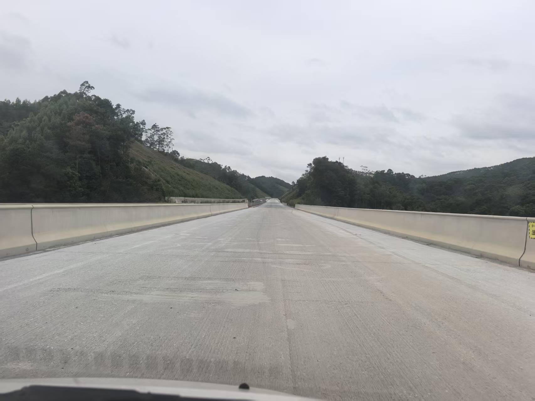 广西容县 全荣高速桥面铣刨+溶剂型粘结剂40万平方