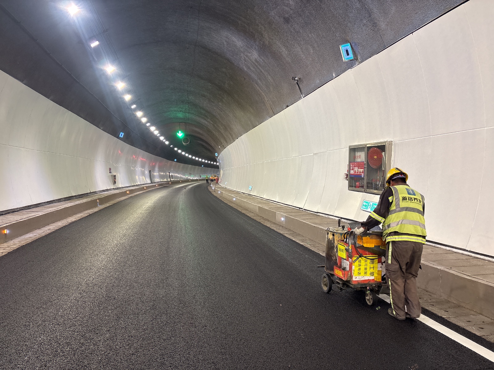 深圳道路标线施工 隧道导流线车道线施工记录